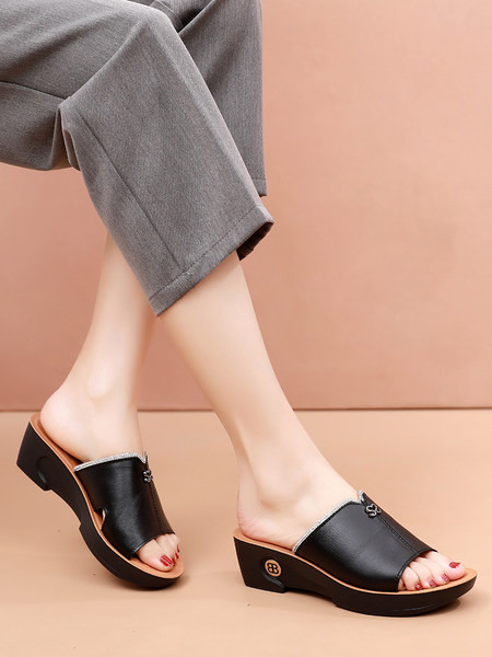 Γυναικείες παντόφλες από οικολογικό δέρμα με διακοσμητικές πέτρες