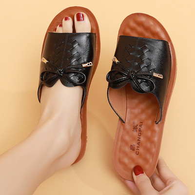 Γυναικείες παντόφλες από οικολογικό δέρμα με κορδέλα και μεταλλικό στοιχείο