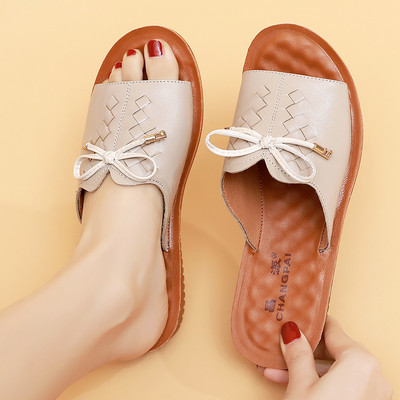 Γυναικείες παντόφλες από οικολογικό δέρμα με κορδέλα και μεταλλικό στοιχείο