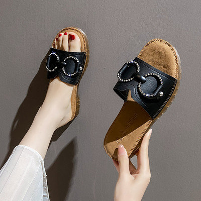 Νέο μοντέλο γυναικείες παντόφλες με επίπεδη σόλα - λευκό και μαύρο χρώμα