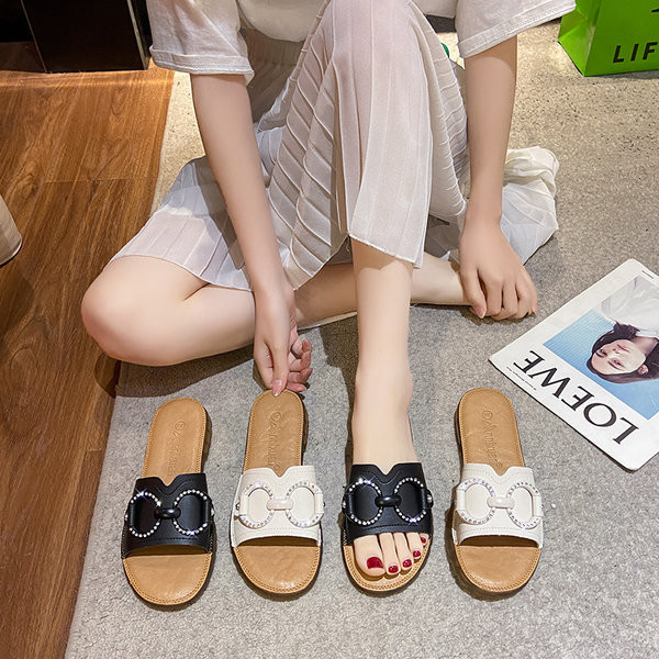 Νέο μοντέλο γυναικείες παντόφλες με επίπεδη σόλα - λευκό και μαύρο χρώμα