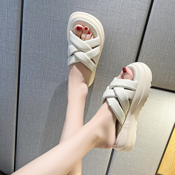 Ženske papuče na platformu s ukrštenim mekanim naramenicama