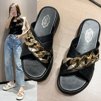 Γυναικείες έκο δερμάτινες παντόφλες με επίπεδη σόλα και μεταλλική αλυσίδα