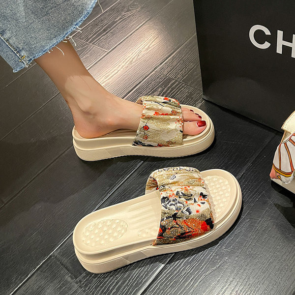 Casual παντόφλες με πλατφόρμα και μαζεμένο υφασμάτινο λουράκι