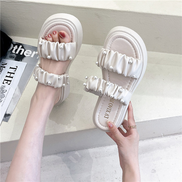 Γυναικείες παντόφλες από οικολογικό δέρμα με ψηλή σόλα 5 cm και πέρλες