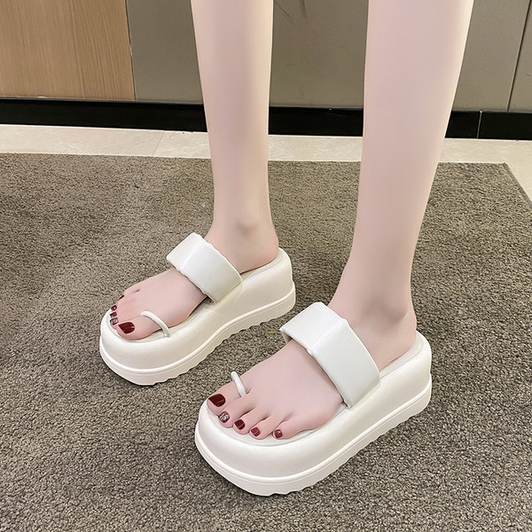 Ženske papuče s ravnom platformom i mekanim naramenicama