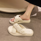 Γυναικείες παντόφλες με απαλές σταυρωτά λουράκια