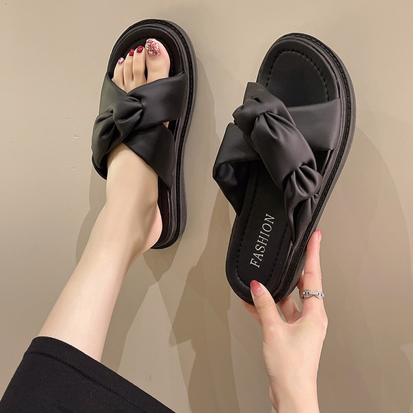 Γυναικείες παντόφλες με απαλές σταυρωτά λουράκια