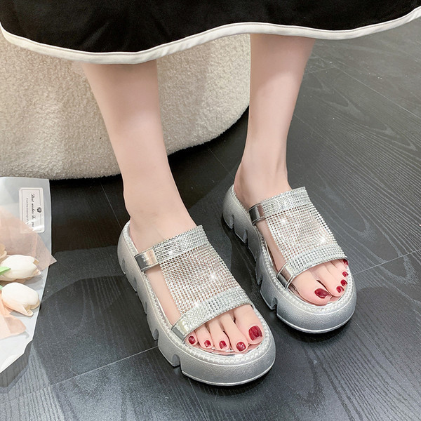 Ženske papuče s platformom i sjajnim efektom