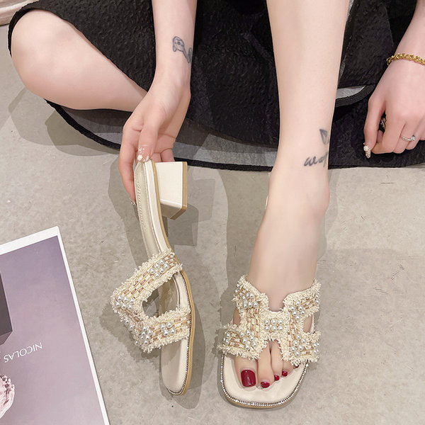 Γυναικείες υφασμάτινες παντόφλες με πέρλες και τετράγωνο τακούνι 4,5εκ