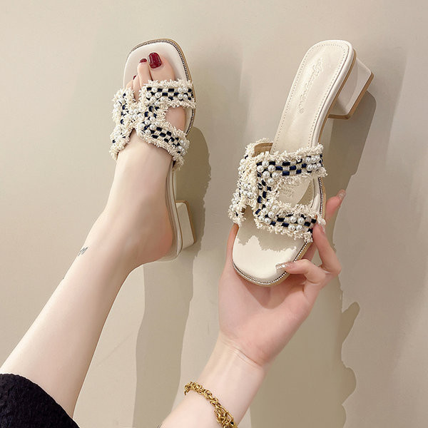 Γυναικείες υφασμάτινες παντόφλες με πέρλες και τετράγωνο τακούνι 4,5εκ