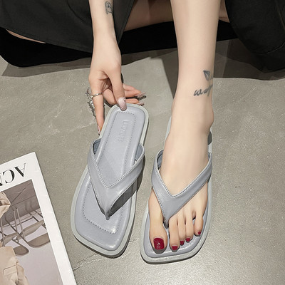 Κλασικό μοντέλο από γυναικείες παντόφλες με δερμάτινα λουράκια στα δάχτυλα των ποδιών