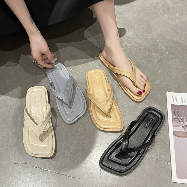 Κλασικό μοντέλο από γυναικείες παντόφλες με δερμάτινα λουράκια στα δάχτυλα των ποδιών