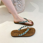 Γυναικείες σαγιονάρες με επίπεδη σόλα κατάλληλη για καθημερινή χρήση