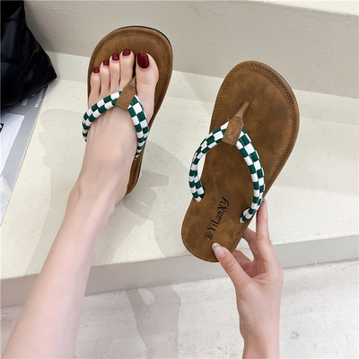 Γυναικείες σαγιονάρες με επίπεδη σόλα κατάλληλη για καθημερινή χρήση