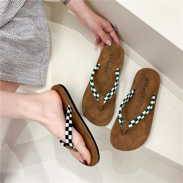 Γυναικείες σαγιονάρες με επίπεδη σόλα κατάλληλη για καθημερινή χρήση