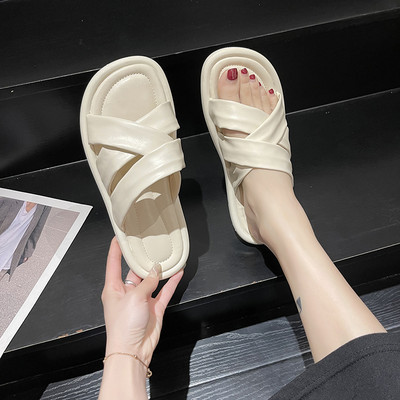 Γυναικείες παντόφλες με επίπεδη σόλα και χιαστί λουράκια