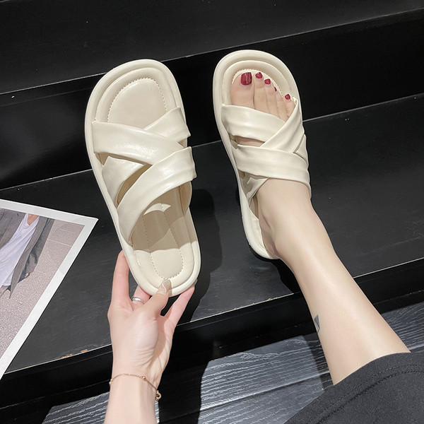 Γυναικείες παντόφλες με επίπεδη σόλα και χιαστί λουράκια