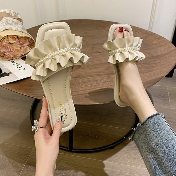 Γυναικείες παντόφλες με λουράκιααπό οικολογικό δέρμα και διακοσμητικές πέρλες