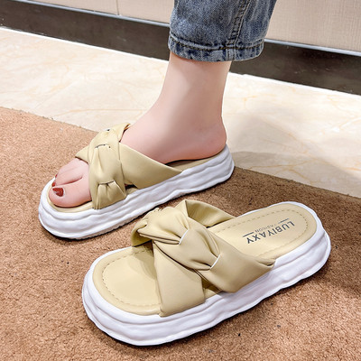 Γυναικείες παντόφλες από οικολογικό δέρμα με ψηλή σόλα 4,5 cm