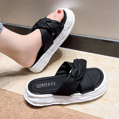 Γυναικείες παντόφλες από οικολογικό δέρμα με ψηλή σόλα 4,5 cm