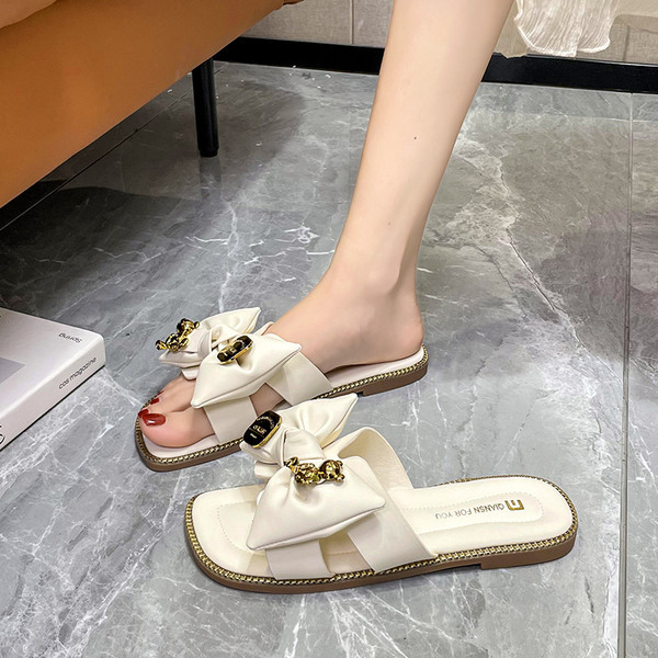 Μοντέρνες παντόφλες με υφασμάτινη κορδέλα και μεταλλική διακόσμηση