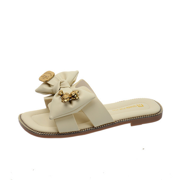 Μοντέρνες παντόφλες με υφασμάτινη κορδέλα και μεταλλική διακόσμηση