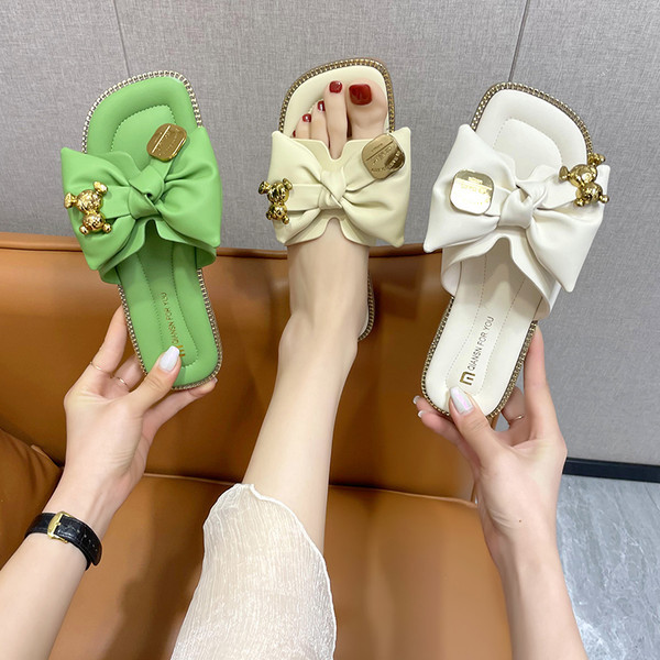 Μοντέρνες παντόφλες με υφασμάτινη κορδέλα και μεταλλική διακόσμηση