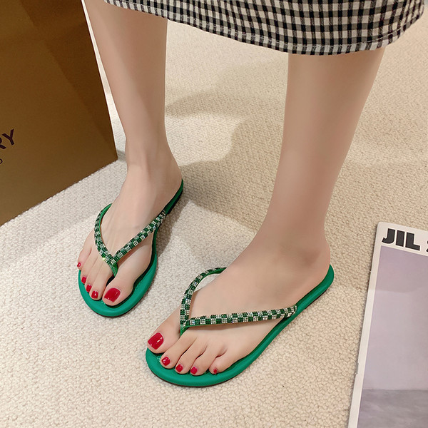 Γυναικείες παντόφλες ανάμεσα στα δάχτυλα με διακοσμητικές πέτρες