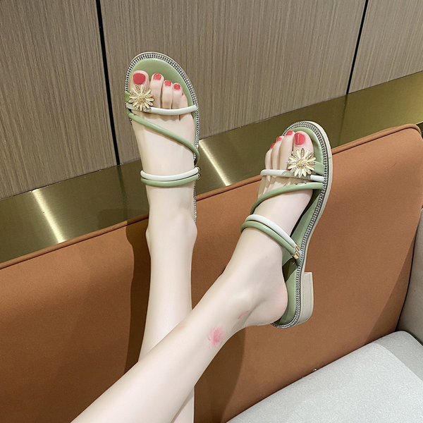 Ženske papuče s tankim naramenicama i ukrasom