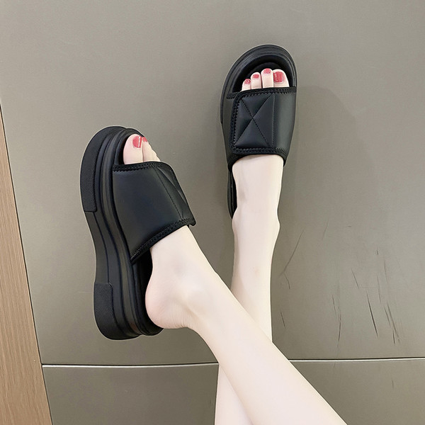 Kožne ženske papuče s potplatom visine 6 cm i kopčanjem na čičak