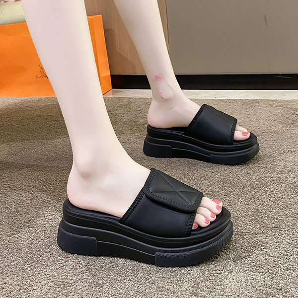 Kožne ženske papuče s potplatom visine 6 cm i kopčanjem na čičak