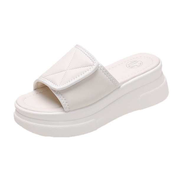 Kožne ženske papuče s potplatom visine 6 cm i kopčanjem na čičak