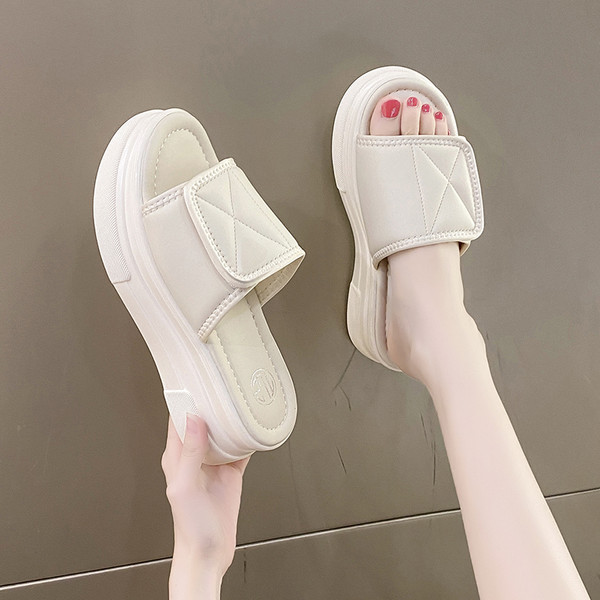 Kožne ženske papuče s potplatom visine 6 cm i kopčanjem na čičak