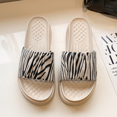 Γυναικείες παντόφλες με λουράκι από οικολογικό δέρμα και εφέ με κλήση