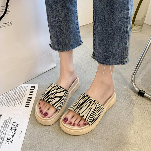 Γυναικείες παντόφλες με λουράκι από οικολογικό δέρμα και εφέ με κλήση