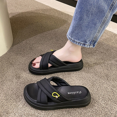 Γυναικείες παντόφλες πλατφόρμας με απαλές σταυρωτά λουράκια