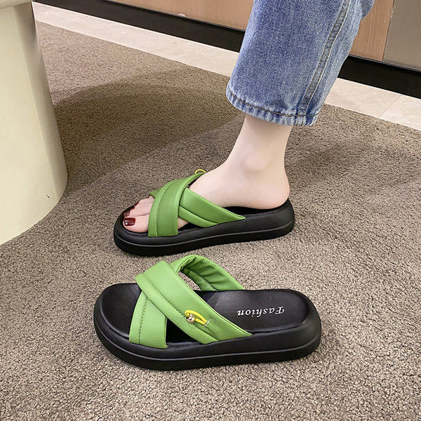 Γυναικείες παντόφλες πλατφόρμας με απαλές σταυρωτά λουράκια