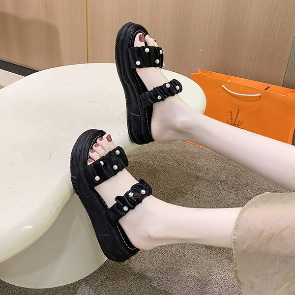 Casual παντόφλες με ψηλή σόλα 4,5 cm και διακόσμηση με πέρλες