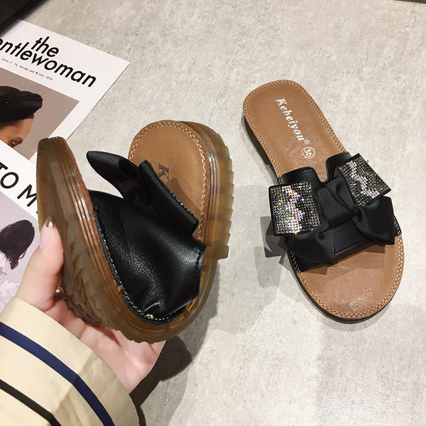 Γυναικείες μοντέρνες παντόφλες από οικολογικό δέρμα με κορδέλα