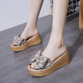 Γυναικείες παντόφλες σε πλατφόρμα με υφασμάτινη κορδέλα