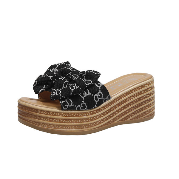 Γυναικείες παντόφλες σε πλατφόρμα με υφασμάτινη κορδέλα