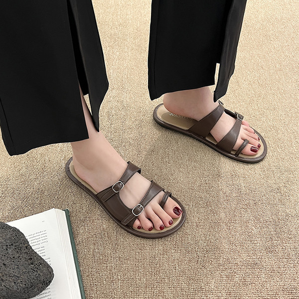 Νέο μοντέλο γυναικείες παντόφλες από τεχνητό δέρμα με αγκράφες