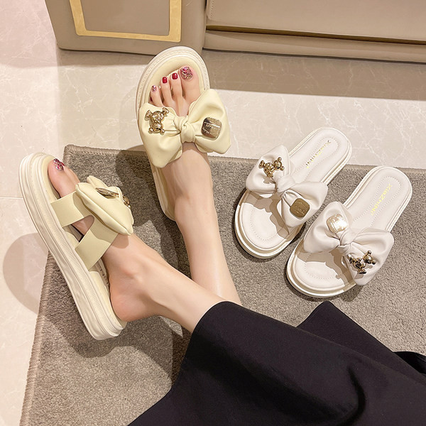 Moderne ženske papuče s ravnim potplatom i metalnim ukrasom