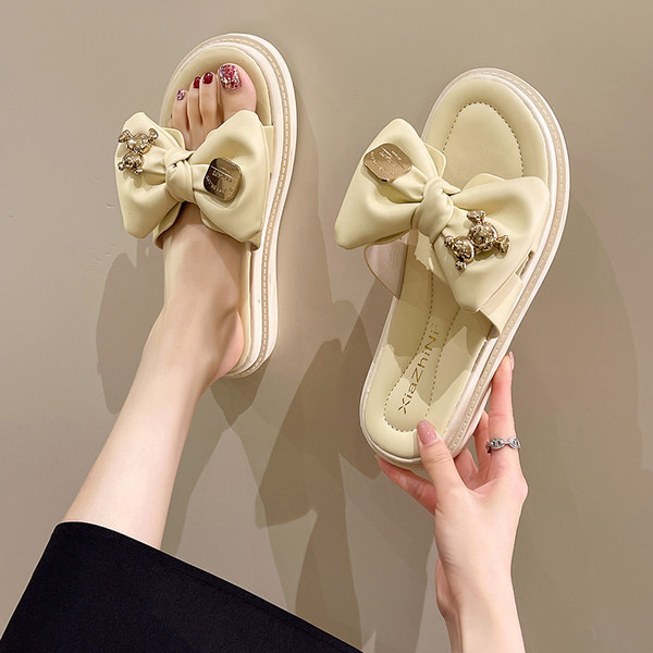 Moderne ženske papuče s ravnim potplatom i metalnim ukrasom