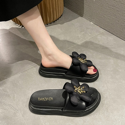 Γυναικείες παντόφλες με τρισδιάστατο λουλούδι και μεταλλική διακόσμηση