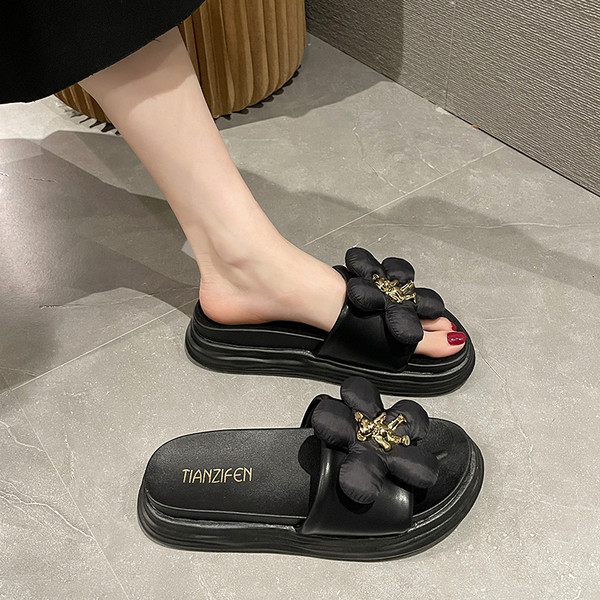 Γυναικείες παντόφλες με τρισδιάστατο λουλούδι και μεταλλική διακόσμηση