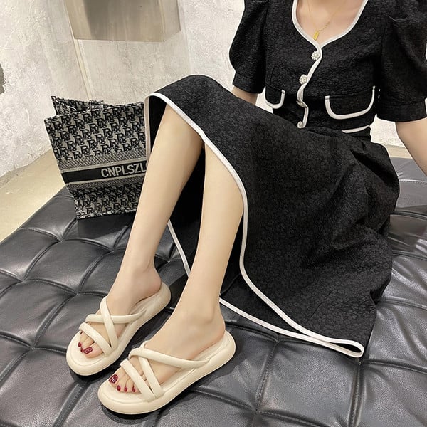 Γυναικείες casual παντόφλες με δερμάτινα λουράκια