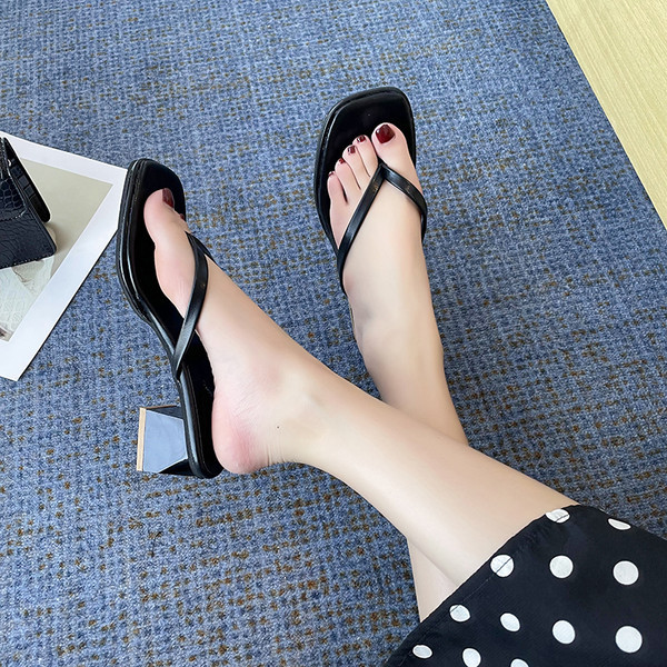 Čisti model papuča s tankim remenčićima preko prstiju i pete