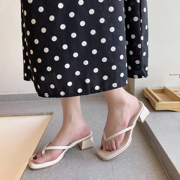 Čisti model papuča s tankim remenčićima preko prstiju i pete